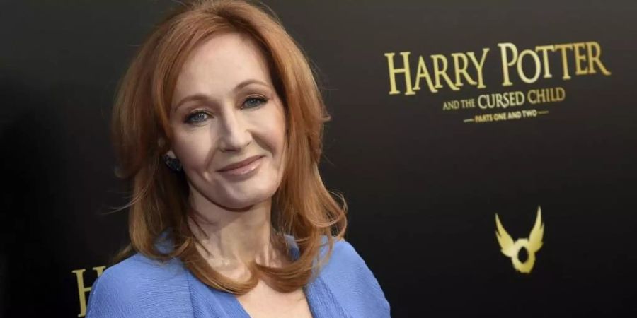 Die Autorin J.K. Rowling kommt zur Premiere des Theaterstücks «Harry Potter and the Cursed Child» («Harry Potter und das verwunschene Kind») ins Lyric Theatre am Broadway. Foto: Evan Agostini/Invision/AP/dpa