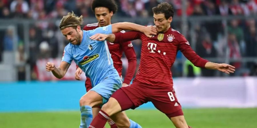 Der FC Bayern München muss vor dem Bundesliga-Topspiel weiter um den angeschlagenen Nationalspieler Leon Goretzka (r) bangen. Foto: Sven Hoppe/dpa