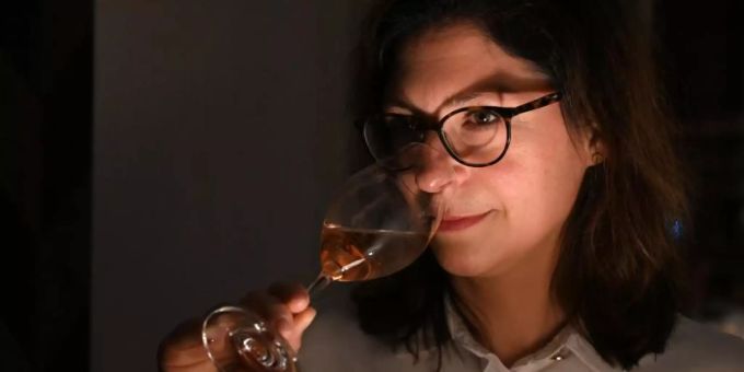 Die Winzerin Nadine Herres-Singer vom Sektgut St. Laurentius in Leiwen an der Mosel verkostet einen Rosé-Sekt aus eigener Erzeugung, der einen Sonderpreis des Deutschen Weininstituts erhalten hat. Foto: Peter Zschunke/dpa-Zentralbild/dpa Die Winzerin Nadine Herres-Singer vom Sektgut St. Laurentius in Leiwen an der Mosel verkostet einen Rosé-Sekt aus eigener Erzeugung, der einen Sonderpreis des Deutschen Weininstituts erhalten hat. Foto: Peter Zschunke/dpa-Zentralbild/dpa