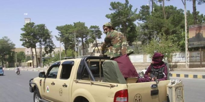 Taliban-Kämpfer patrouillieren in der Stadt Herat. Foto: Hamed Sarfarazi/AP/dpa/Archiv Taliban-Kämpfer patrouillieren in der Stadt Herat. Foto: Hamed Sarfarazi/AP/dpa/Archiv