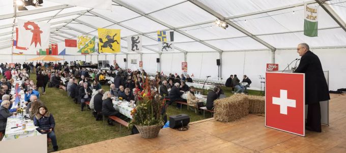 Die Delegiertenversammlung der SVP findet im Zelt statt. UDC, SVP, ASSEMBLEE DES DELEGUES, POLITIQUE,