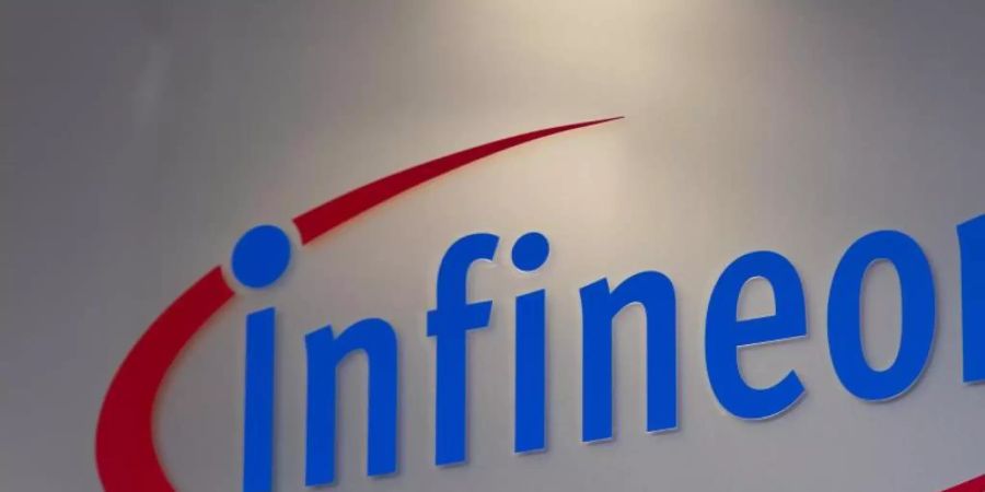 Das Logo von Infineon ist am Firmeneingang zu sehen. Foto: Matthias Rietschel/dpa-Zentralbild/dpa/Archivbild