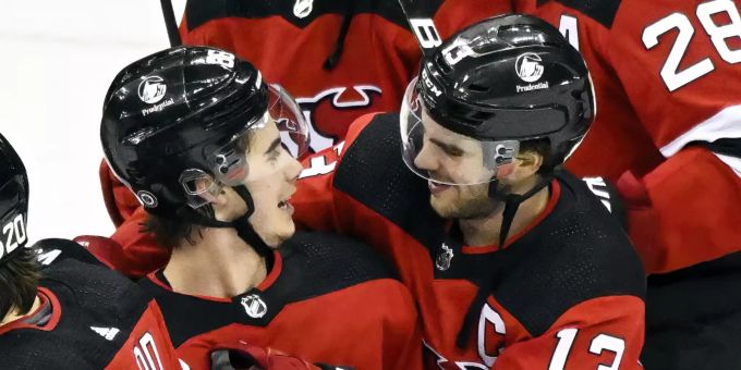 Nico Hischier (r.) hat im Spiel gegen Edmonton Grund zum Jubeln. New Jersey Devils