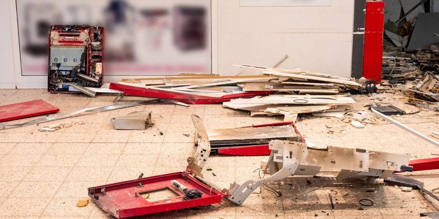 Ein oder mehrere Täter haben in der Nacht zu Montag zwei Geldautomaten gesprengt und dabei Geld erbeutet.