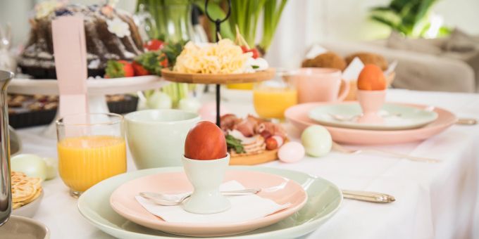 Die Ostertafel sollte nicht an Frühlingsfarben und Dekorationen rund ums Ei sparen. Ei Ostertafel Frühlingsfarben Dekorationen