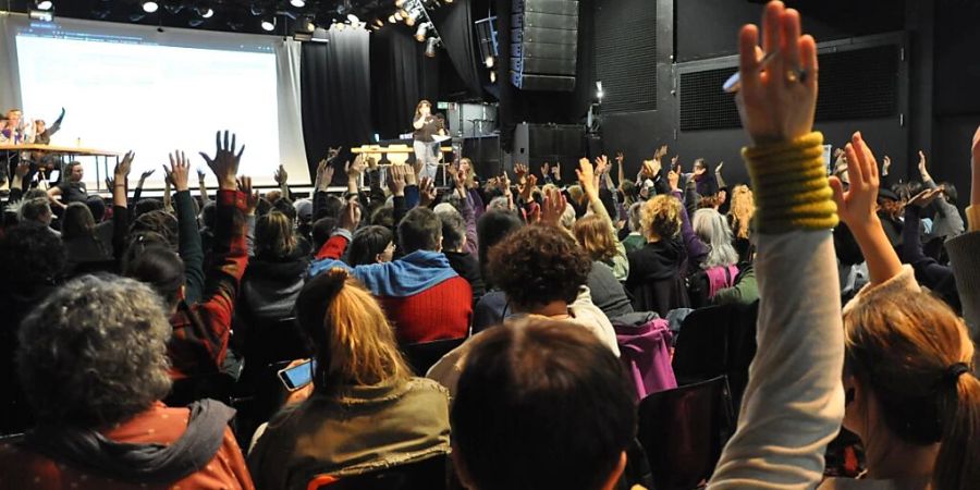 Rund 250 Frauen aus der ganzen Schweiz haben am Samstag in Freiburg den feministischen Streik vom 14. Juni vorbereitet. Die Streikkollektive einigten sich auf die wichtigsten Forderungen.