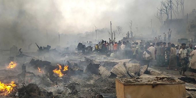 Ethnische Rohingya versuchen ihre Habseligkeiten nach einem Grossbrand in ihrem Lager in Bangladesch zu retten. rohingya