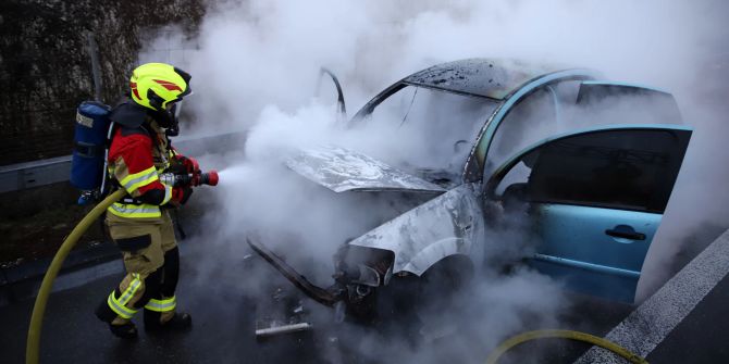 Ein Auto gerät auf der A4 in Brand.