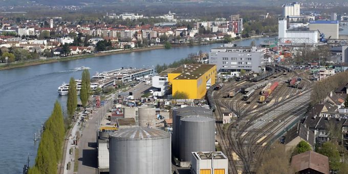 Die Gleise der Hafenbahn zwischen Altrheinweg und Uferstrasse schotten die Quartiere Klybeck und Kleinhüningen vom Rhein ab. Die Regierung will daher die Gleise auf die nördliche Seite der Wiesenmündung verlegen. (Archivbild) Die Gleise der Hafenbahn zwischen Altrheinweg und Uferstrasse schotten die Quartiere Klybeck und Kleinhüningen vom Rhein ab. Die Regierung will daher die Gleise auf die nördliche Seite der Wiesenmündung verlegen. (Archivbild)