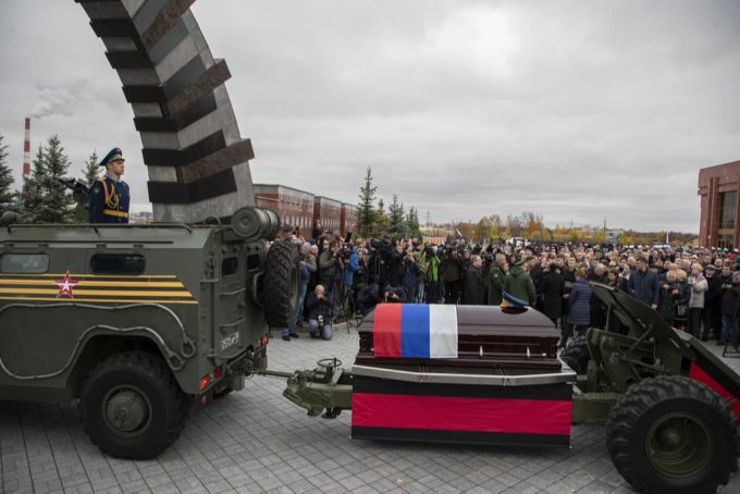 Der Sarg eines verstorbenen Kosmonauten auf dem Friedhof in Moskau. (Archivbild) Russland