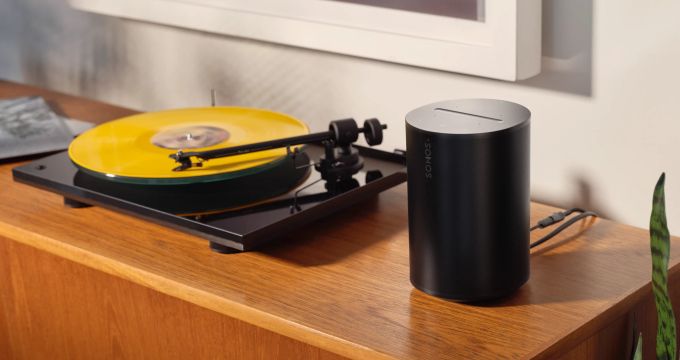 Der Sonos Era 100 soll sich mit kompaktem Look in jeden Haushalt einpassen. Sonos Era 100