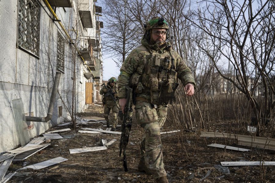 Ukrainische Soldaten alias Expert, rechts, und alias Dietolog, links, von der schnellen Eingreiftruppe (KORD) patrouillieren am Freitag, 24. Februar 2023, auf einer Strasse in Bachmut, Ukraine.