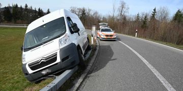 Oberbüren: Lieferwagen bleibt auf Leitplanke stecken