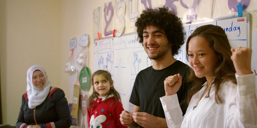 Melati Wijsen (r) und Mohamad (2.v.l.) in einer Szene des Dokumentarfilms «Bigger than us».