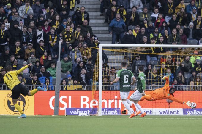 Cedric Itten (l.) schiesst für YB den zwischenzeitlichen 1:1-Ausgleich. YB