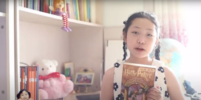 Harry Potter ist vorgeblich das Lieblingsbuch dieser 11-jährigen Nordkoreanerin, die perfektes britisches Englisch spricht. Nordkorea Propaganda