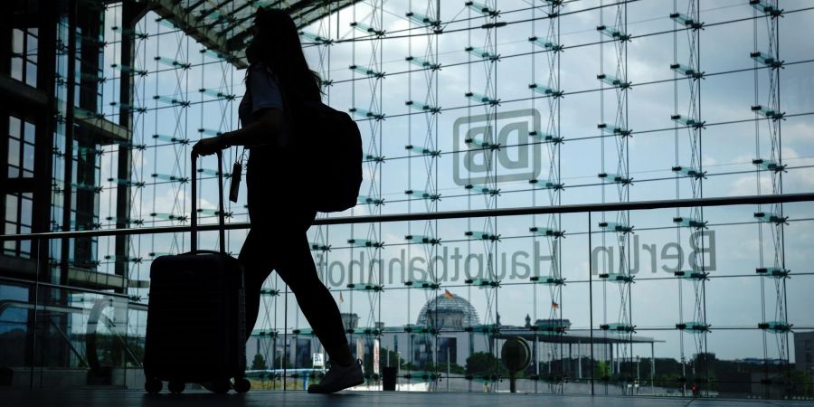 Ab in die Lounge: Bei Pausen etwa durch Zugverspätungen oder beim Umstieg können einige Reisende den Komfort der DB-Lounges nutzen.