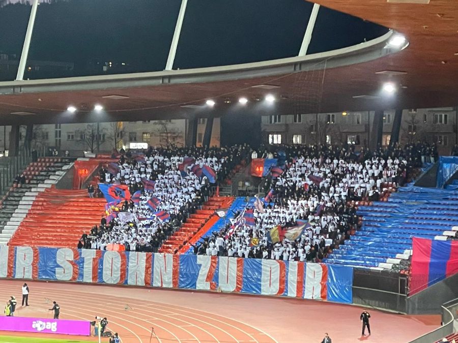 Die zahlreich mitgereisten FCB-Anhänger zeigen im Letzi eine Choreo.