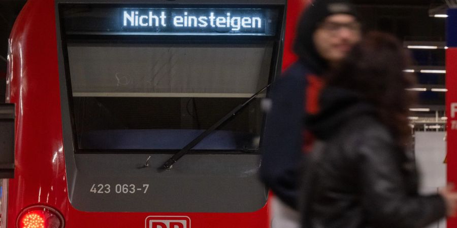 „Nicht einsteigen“ steht auf der Anzeigetafel einer Bahn, die im Hauptbahnhof München steht.