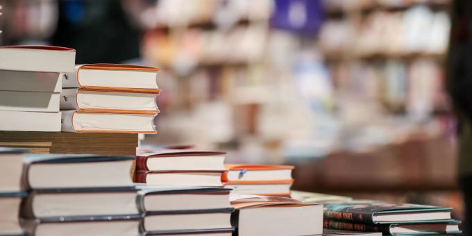 Der Roman ist rasant erzählt: schnelle Dialoge, schmissige Übergänge, träfe Einzeiler. (Symbolbild) Bücher