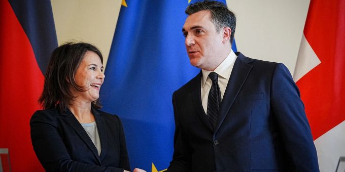 Handschlag in Tiflis: Bundesaussenministerin Annalena Baerbock und ihr georgischer Amtskollege Ilia Dartschiaschwili. Handschlag in Tiflis: Bundesaussenministerin Annalena Baerbock und ihr georgischer Amtskollege Ilia Dartschiaschwili.