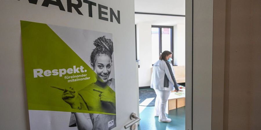 «Respekt füreinander miteinander»: Plakat an der Tür eines Wartezimmers in einer Arztpraxis.