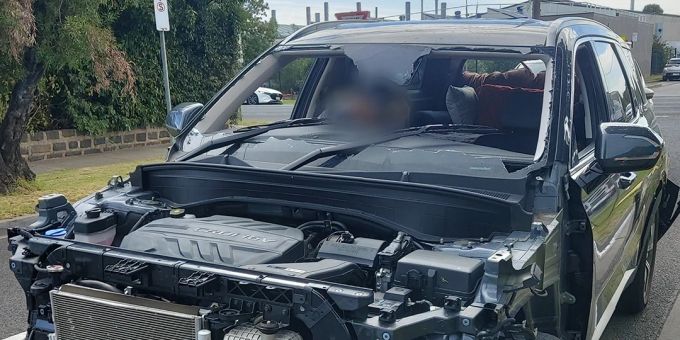 Das Auto der Frau hatte weder Front- noch Heckscheibe. Auch die Motorhaube fehlte.
