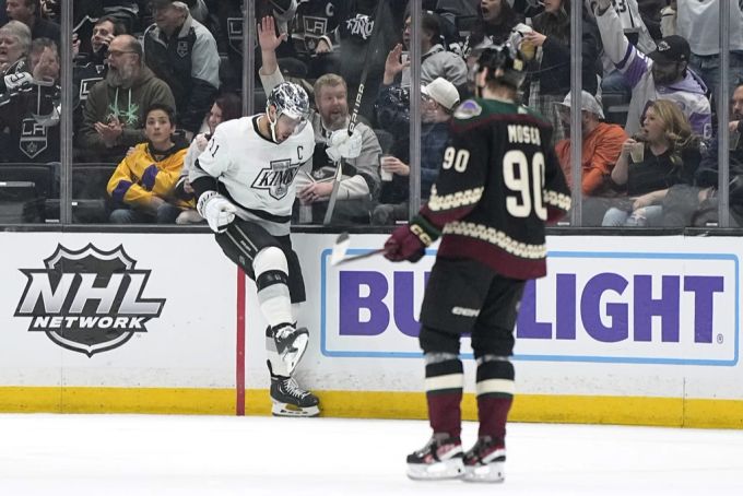 Janis Moser (rechts) kassiert mit den Coyotes eine weitere Pleite in der NHL? NHL