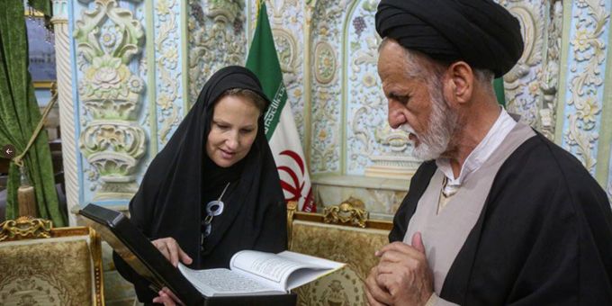 Die Schweizer Botschafterin im Teheran, Nadine Olivieri Lozano, besuchte am Mittwoch mit zwei Mullahs den den heiligen Schrein der Fatima Masuma in der iranischen Stadt Qom. Dabei kleidete sich die Diplomatin in einem Tschador, einem traditionellen iranischen Frauengewand. Schweiz Iran Botschafter Tschador