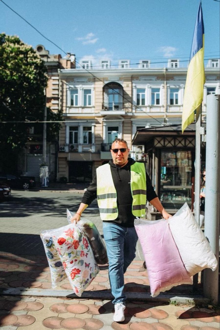 Immer auf Achse: Margot verteilt mit seiner Hilfsorganisation Güter und Geld. Zuletzt kamen viele Flüchtlinge aus dem zerbombten Cherson nach Odessa.