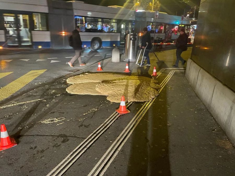 Passanten laufen an der übelriechenden Masse in Luzern vorbei.