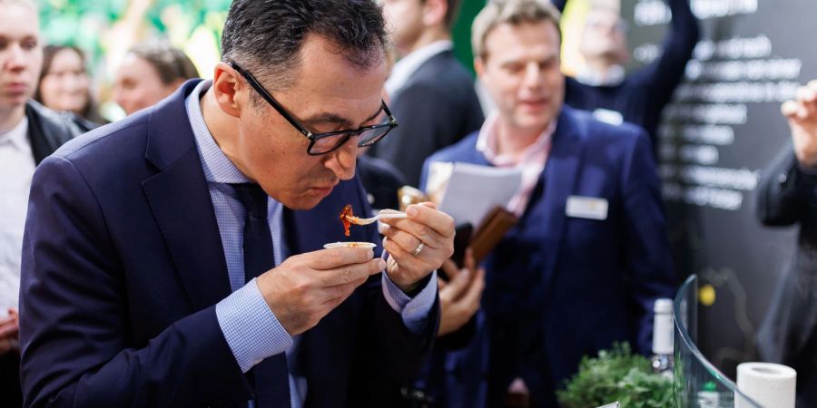 Bundesagrarminister Cem Özdemir probiert während eines Rundgangs auf der Messe Biofach veganes Gyros.