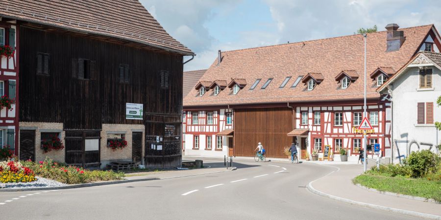 Die Stadlerstrasse in der Gemeinde Hochfelden im Zürcher Unterland.