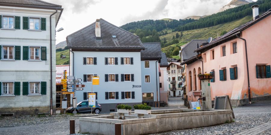 Das Engadiner Dorf Sent gehört zur Gemeinde Scuol im Kreis Suot Tasna im Bezirk Inn des Kantons Graubünden.