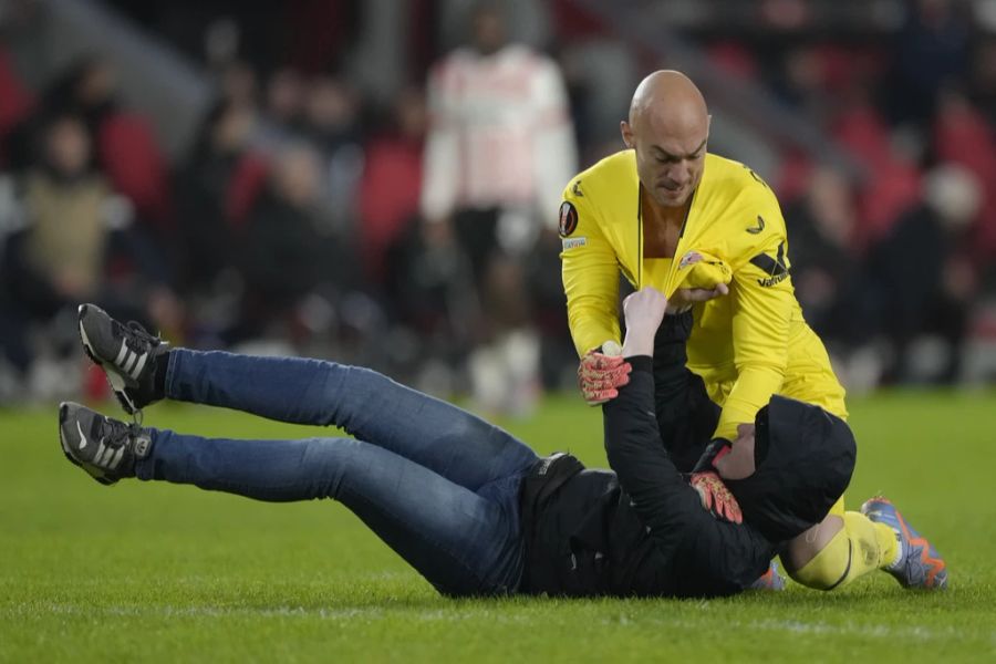 Dmitrovic wehrte sich und rang den Angreifer auf den Boden.