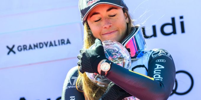 Sofia Goggia umarmt die Abfahrts-Kugel bei der gestrigen Zeremonie. Sofia Goggia