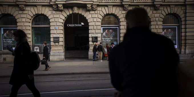 Die Credit Suisse gerät ins Schlingern. Einen rationalen Grund zur Panik gebe es aber nicht, so der Wirtschaftsrecht-Professor Peter V. Kunz. credit suisse