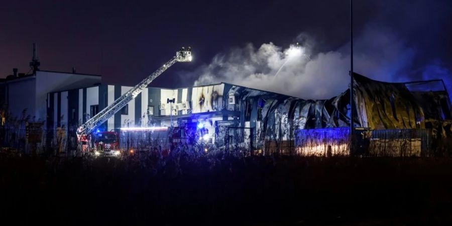 Löscharbeiten an der Drohnenfabrik am Rande Rigas