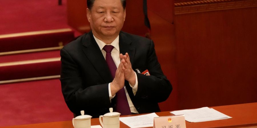 Zwei Tassen für Xi Jinping bei einer Sitzung des Nationalen Volkskongresses. Aber wieso?