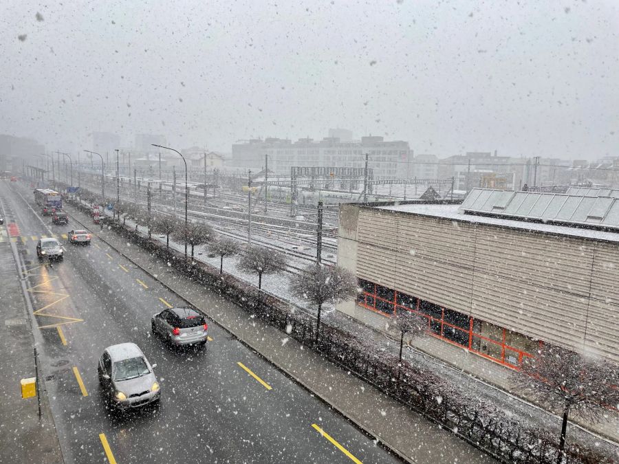 Auch in Fribourg selbst schneit es kräftig.