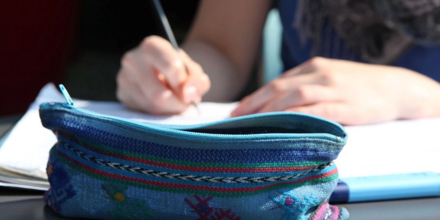 Wer Psychologie studieren möchte, kann an vielen Hochschulen seine Chancen auf einen Studienplatz durch die Teilnahme an einem bundeseinheitlichen Test verbessern.