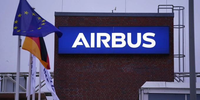 Der Luft- und Raumfahrtkonzern Airbus beschäftigt an seinem grössten Standort in Hamburg etwa 15.000 Menschen. Der Luft- und Raumfahrtkonzern Airbus beschäftigt an seinem grössten Standort in Hamburg etwa 15.000 Menschen.