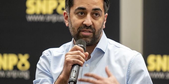 ARCHIV - Humza Yousaf, Kandidat für die Führung der Scottish National Party (SNP), nimmt an einer SNP-Führungsdebatte an der University of Strathclyde teil. In Schottland soll Gesundheitsminister Humza Yousaf neuer Regierungschef und damit Nachfolger von Nicola Sturgeon werden. Foto: Jane Barlow/PA Wire/dpa Scottish National Party