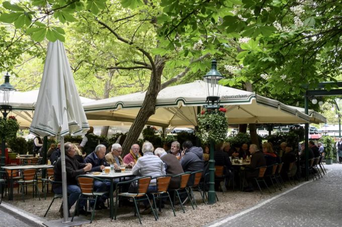 Gäste im Schweizerhaus im Wiener Prater. österreich öffnung