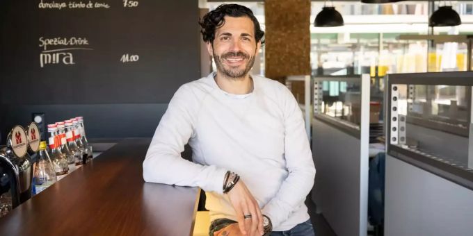 Carlos Ferreira, der Inhaber vom Restaurant Mira in seinem Lokal. Mira