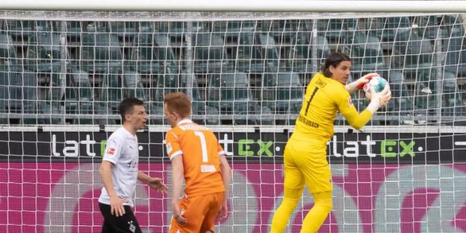 Mönchengladbachs Torwart Yann Sommer (r) steht im vorläufigen Schweizer EM-Kader. Foto: Bernd Thissen/dpa Mönchengladbachs Torwart Yann Sommer (r) steht im vorläufigen Schweizer EM-Kader. Foto: Bernd Thissen/dpa