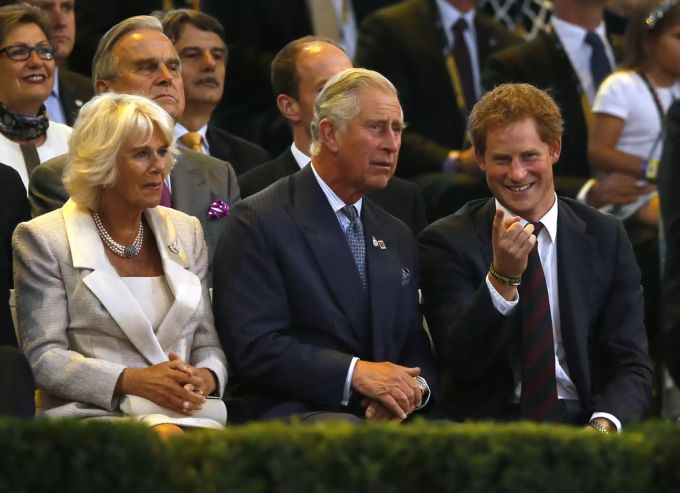 Prinz Harry und Prinz Charles lachen 2014 gemeinsam. Prinz Harry
