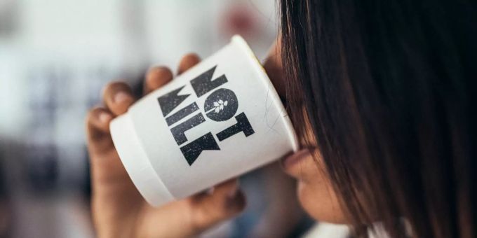 Milchalternativen, die vegan sind, werden für den Kaffee immer beliebter. Vegan statt Kuhmilch Becher