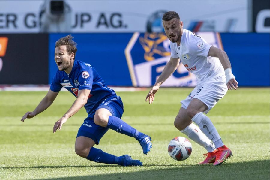 Louis Schaub (l.) vom FC Luzern wird zu Fall gebracht.