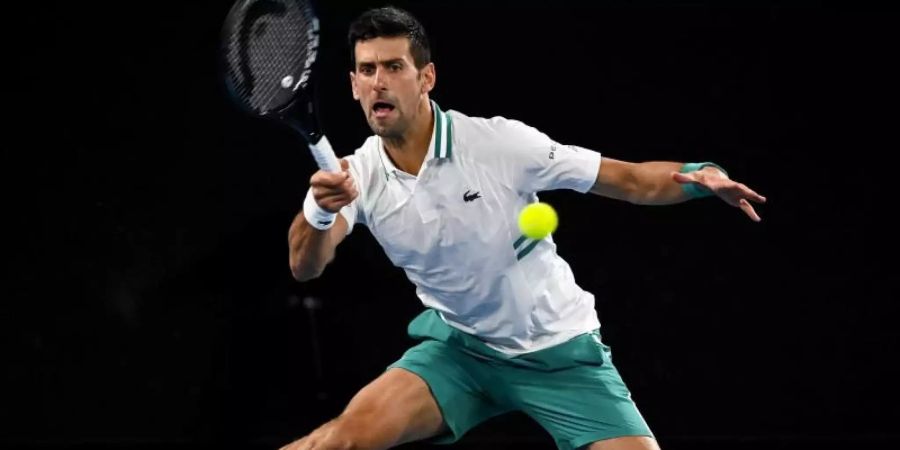 Novak Djokovic steigt nach seiner Bauchmuskelverletzung Ende dieses Monats in den USA wieder ins Turnier-Tennis ein. Foto: Dave Hunt/AAP/dpa